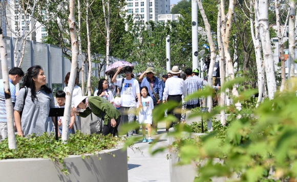 서울로 7017 개장 이튿날인 21일 수많은 시민들이 서울로를 둘러보고 있다. 손형준 기자 boltagoo@seoul.co.kr