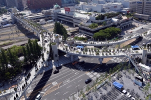 ‘서울로’ 첫 주말 23만명 발길…도심 공중정원 눈길