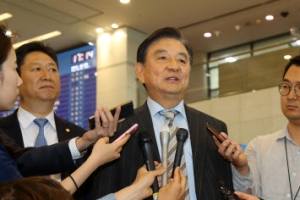 미국서 귀국한 홍석현 “특보 임명, 상의 없이 발표해 조금 당혹”