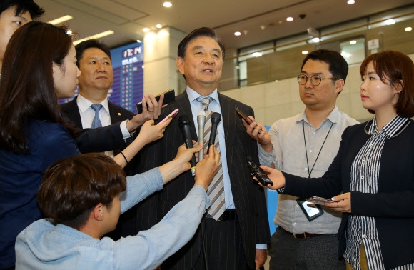 대통령 특별보좌관 임명 관련 발언하는 홍석현