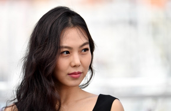 여배우 김민희가 21일(현지시간) 프랑스 칸에서 열린 ‘제70회 칸 국제 영화제’에서 영화 ‘Keul-le-eo-ui ka-me-la’(Claire’s Camera)의 사진촬영 시간에 포즈를 취하고 있다. AFP 연합뉴스