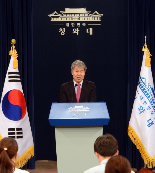 김수현 청와대 사회문화수석이 22일 오전 춘추관 브리핑룸에서 문재인 대통령의 지시로 4대강 정책감사가 시작된다고 공식 발표 하고 있다. 안주영 기자jya@seoul.co.kr