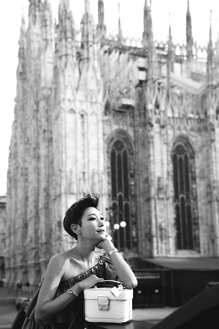 지난 18일에 론칭한 이슈나인이 론칭 이틀만에 첫 번째 아이템인 타시아나 백 1차 초도물량이 완판 소식을 전했다. 이슈나인은 패션, 뷰티 등 특정분야에만 국한되지 않고 소비자의 니즈와 라이프 스타일을 고려하여 다양한 분야의 제품들을 선보이고 있다.