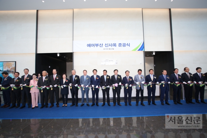 에어부산이 22일 오전 부산 강서구 대저동에서 서병수 부산시장, 박삼구 금호아시아나그룹 회장, 신정택 세운철강 회장 등 주요 주주사 대표와 임직원 100여명이 참석한 가운데 사옥 준공식을 개최하고 있다. 에어부산 제공 