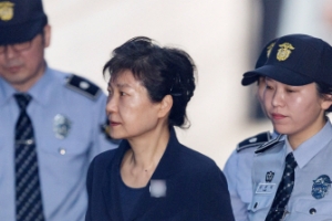 박근혜 전 대통령 법정에 출석하는 모습