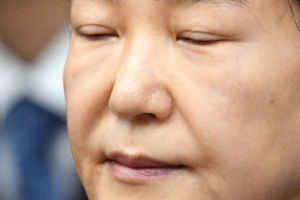 [서울포토] 두 눈 꼭 감은 박근혜 전 대통령