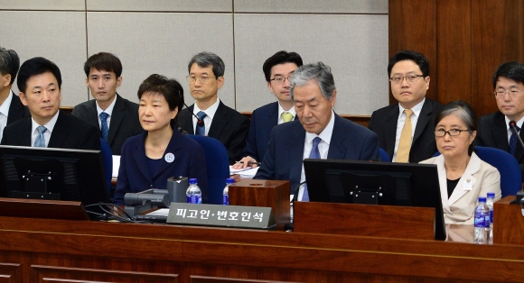 주진형 “정신 나간 주장” 진술에 박근혜 시선 고정