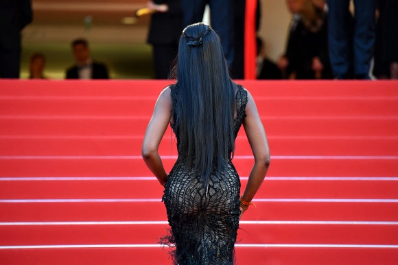 영국 출신의 슈퍼모델 나오미 캠벨이 23일(현지시간) 프랑스 칸에서 열린 ‘칸 국제영화제’ 70주년 기념 레드카펫에서 포즈를 취하고 있다. AFP 연합뉴스