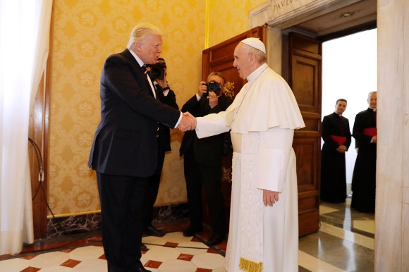 교황과 악수하는 트럼프