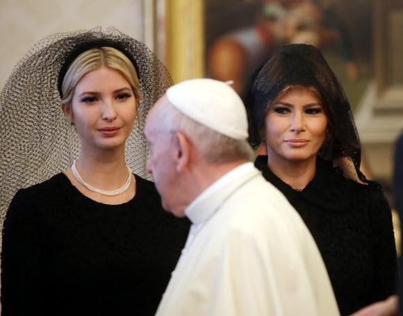 미국의 퍼스트레이디 멜라니아 여사(오른쪽)와 이방카 트럼프가 검은색 미사보를 쓴채 24일(현지시간) 바티칸에서 프란치스코 교황을 접견하고 있다. AFP 연합뉴스