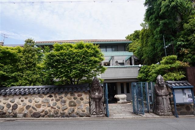 일본 교토시 기타구에 위치한 고려미술관 전경. 석인들이 반가이 맞아주는 듯하다.