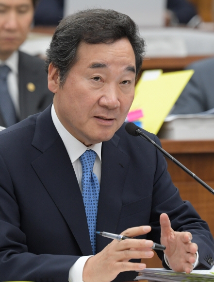 24일 국회에서 열린 국무총리 후보자 인사청문회에 참석한 이낙연 총리 후보자가 질의에 답하고 있는 모습. 이종원 선임기자 jongwon@seoul.co.kr