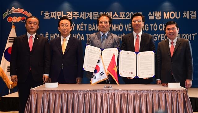 경북 경주 힐튼호텔에서 지난 20일 열린 ‘호찌민-경주세계문화엑스포 2017’ 실행계획 합의 양해각서(MOU) 체결에서 최양식(왼쪽부터) 경주시장, 김관용 경북도지사, 이동우 경주세계문화엑스포 사무총장, 레쿠앙롱 호찌민시 대외협력국장, 응우옌탄퐁 호찌민시 인민위원장이 기념촬영을 하고 있다. 경주세계문화엑스포 제공 경북 경주 힐튼호텔에서 지난 20일 열린 ‘호찌민-경주세계문화엑스포 2017’ 실행계획 합의 양해각서(MOU) 체결에서 최양식(왼쪽부터) 경주시장, 김관용 경북도지사, 이동우 경주세계문화엑스포 사무총장, 레쿠앙롱 호찌민시 대외협력국장, 응우옌탄퐁 호찌민시 인민위원장이 기념촬영을 하고 있다. 경주세계문화엑스포 제공