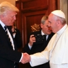 ‘껄끄러운’ 트럼프-교황 첫 만남… 악수 뒤엔 무슨 얘기?