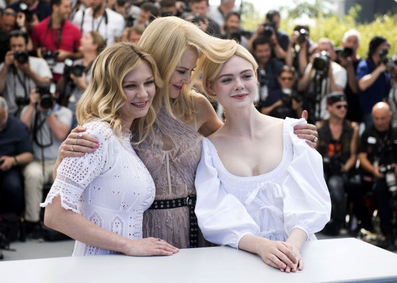 23일(현지시간) 프랑스 칸에서 열린 ‘제70회 칸 영화제’에 (왼쪽부터) 커스틴 던스트 , 니콜 키드먼, 엘르 패닝이 영화 ‘매혹당한 사람들(The Beguiled)’ 포토콜 행사에 참석했다. AP 연합뉴스