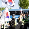 [서울포토] 박 前 대통령 호송차량과 태극기