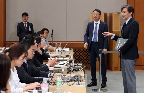 조국 청와대 민정수석이 25일 청와대 춘추관에서 기자회견 후 기자들과 이야기하고 있다. 안주영 기자 jya@seoul.co.kr