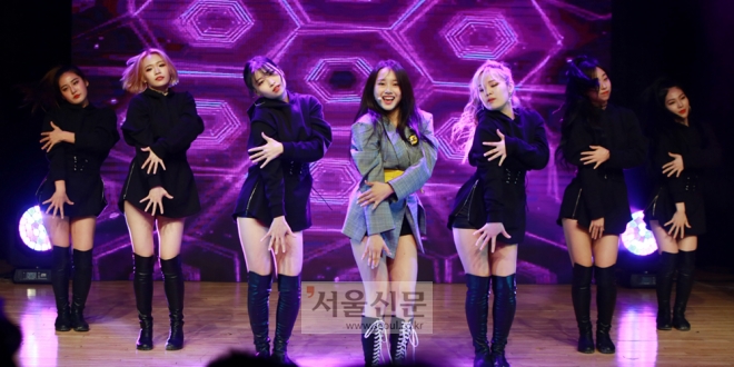 가수 크리샤 츄가 24일 서울 청담동 일지아트홀에서 열린 쇼케이스에서 데뷔곡 ‘트러블’의 무대를 선보이고 있다. 김형우 기자 hwkim@seoul.co.kr