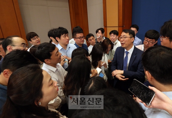 윤영찬 청와대 국민소통 수석이 25일 청와대 춘추관에서 기자회견 후 기자들과 이야기하고 있다. 안주영 기자 jya@seoul.co.kr