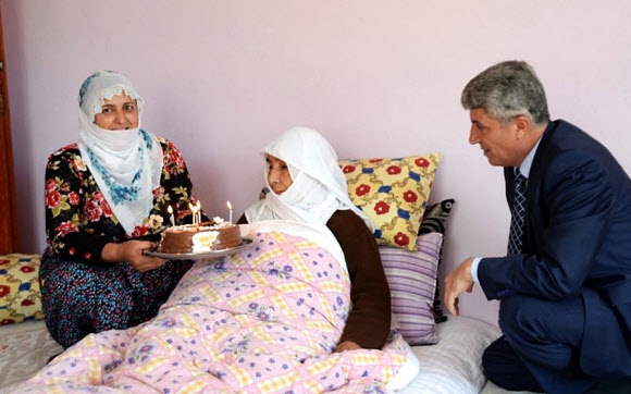 ’118세 최장수’ 터키 여성 ”요새 음식은 못 먹겠다”