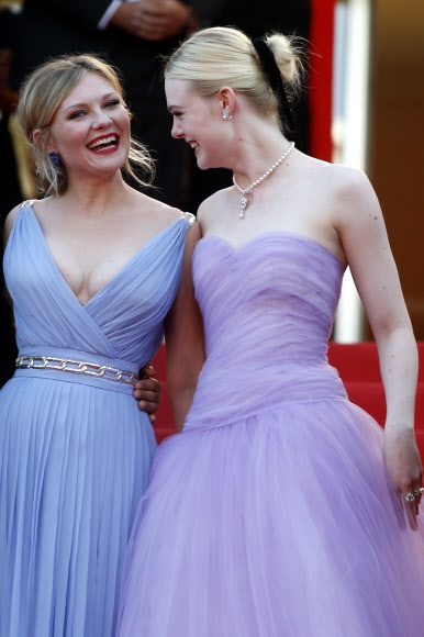 배우 커스틴 던스트(왼쪽)와 엘르 패닝이 프랑스 칸에서 열린 ‘제70회 칸 국제영화제’ 경쟁부문 출품작인 영화 ‘매혹당한 사람들(The Beguiled)’ 상영회에 참석해 포즈를 취하고 있다. AP 연합뉴스