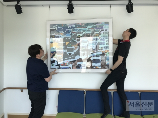 지역 작가들의 작품을 알리는 ‘2017 찾아가는 미술은행’의 첫 공간은 수진2동 주민자치센터와 판교종합사회복지관이다(성남시 제공) 지역 작가들의 작품을 알리는 ‘2017 찾아가는 미술은행’의 첫 공간은 수진2동 주민자치센터와 판교종합사회복지관이다(성남시 제공)