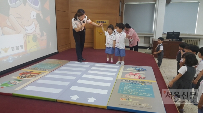 여주경찰서는 24일 오전 경찰서 3층 강당에서 소화유치원생 57명을 대상으로 교통안전교육을했다 (여주경찰서 제공) 여주경찰서는 24일 오전 경찰서 3층 강당에서 소화유치원생 57명을 대상으로 교통안전교육을했다 (여주경찰서 제공)