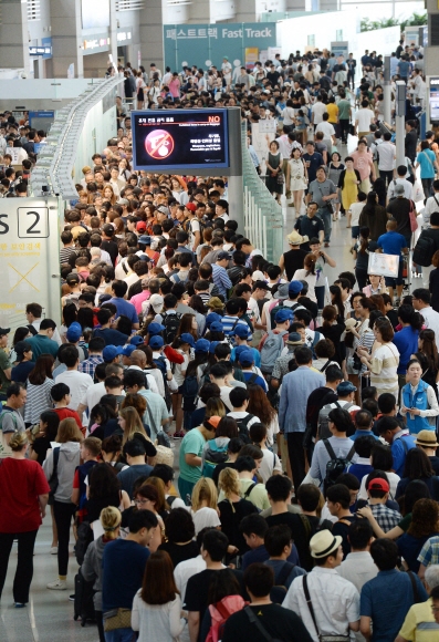 본격적인 휴가철을 맞은 31일 인천국제공항 출국장이 사람들로 북적이고 있다. 이 날 하루 이용객수 최고 기록을 세웠다.2016.7.31 최해국 선임기자 seaworld@seoul.co.kr 