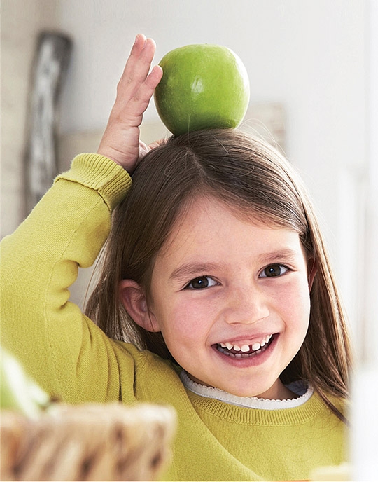 ‘그린팬’의 상징인 녹색 사과를 머리 위에 올려놓은 채 웃고 있는 그린팬 어린이 모델.