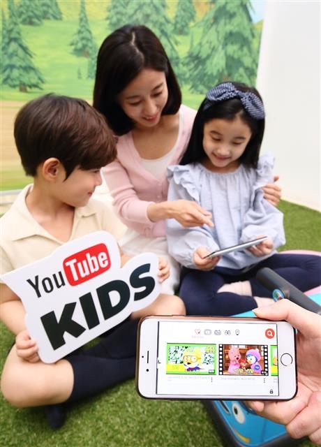 지난 16일 국내 론칭을 선포한 ‘유튜브 키즈’ 기자간담회에서 가족이 함께 ‘유튜브 키즈’ 앱을 체험하고 있다. 유튜브 제공