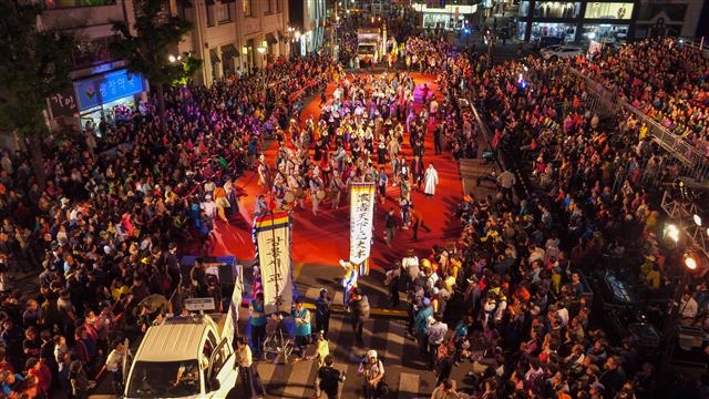 지난해 강릉시에서 영신행차 행사를 펼치고 있다. 강릉시 제공