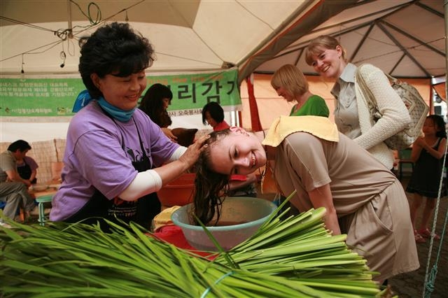 지난해 단오제에서 관람객들이 창포물 머리 감기 체험 행사에 참가하고 있다. 강릉시 제공