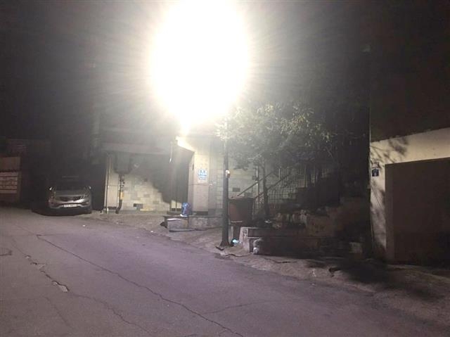 서울 노원구 한 주택가의 보안등이 LED등으로 교체된 뒤 모습. 노원구 제공