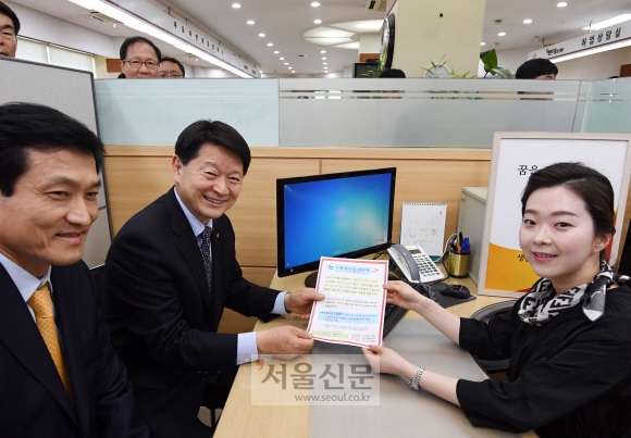 최창식(왼쪽 두 번째) 서울 중구청장이 지난 24일 구청 별관 1층에서 생활은행 개소식을 한 뒤 통장 개설 등을 상담하고 있다. 이언탁 기자 utl@seoul.co.kr