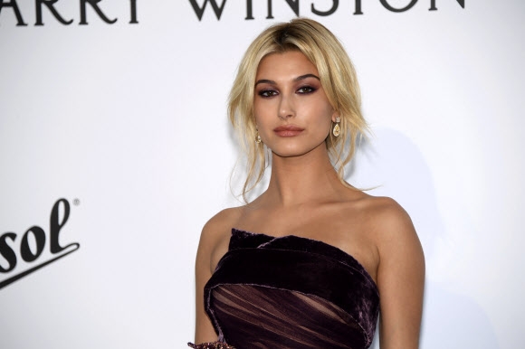 모델 헤일리 볼드윈이 25일(현지시간) 프랑스 칸에서 열리고 있는 ‘제70회 칸 영화제’ amfAR 자선 갈라 행사에 참석해 포토월에서 포즈를 취하고 있다. AP 연합뉴스