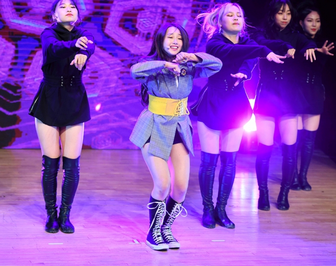 가수 크리샤 츄가 24일 서울 강남구 선릉로 일지아트홀에서 열린 데뷔 쇼케이스에서 신곡 ‘트러블’의 무대를 선보이고 있다. [사진=스포츠서울]