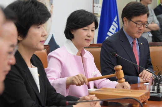 [서울포토] 최고위원회의 주재하는 추미애 대표