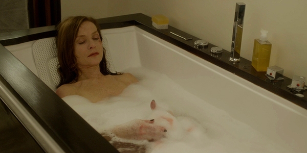 영화 ‘엘르’ 예고편의 한 장면.