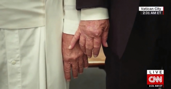 트럼프 대통령이 바티칸을 방문해 프란치스코 교황과 단독 촬영 도중 손가락으로 교황의 손을 잡기 위해 수작을 부리다 퇴짜를 맞는 것처럼 만든 패러디 영상. 출처= 미국 ABC 방송 토크쇼 ‘지미 키멜 라이브’ 캡처 