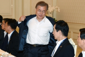 문재인 대통령 “경총, 일자리 양극화 한축...반성을” 정색 비판