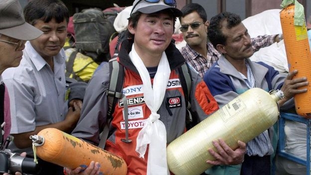 일본 산악인 노구치 켄이 지난 2015년 5월 네팔 수도 카트만두에서 자신이 에베레스트에서 수거해온 산소통을 보여주며 자신이 벌인 에베레스트 청소 캠페인에 대해 설명하고 있다. 디벤드라 M 싱 제공 BBC 홈페이지 캡처