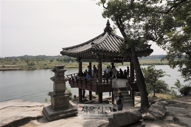 나옹을 다비한 남한강변에 세운 강월헌과 삼층석탑.