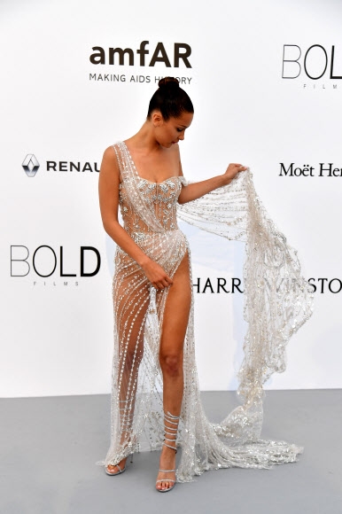 모델 벨라 하디드가 25일(현지시간) 프랑스 칸에서 열리고 있는 ‘제70회  칸 국제영화제’중 ‘2017 에이즈 연구기금 모금 행사(AIDS amfAR gala)’에서 파격적인 패션을 선보이고 있다. AFP 연합뉴스