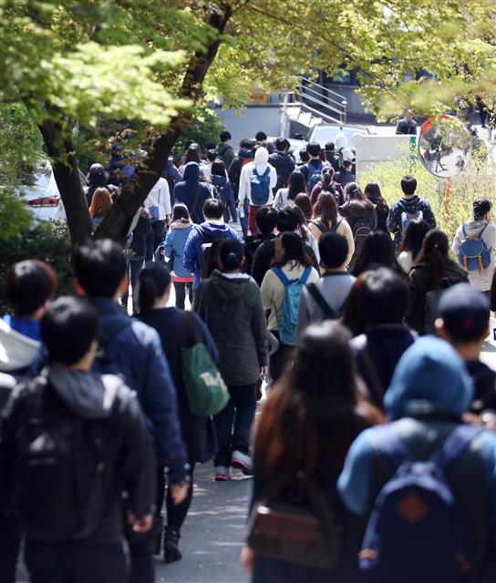 올해 서울시 7·9급 공채 필기시험이 다음달 24일 서울 시내 중·고등학교에서 열린다. 사진은 2015년 서울 경복고등학교에서 열린 국가직 9급 공채 필기 시험에서 시험을 끝낸 수험생들이 시험장을 나서고 있는 모습이다. 연합뉴스