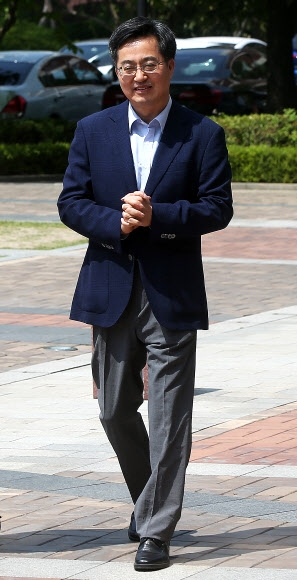 청계천 판잣집의 소년 가장으로 출발해 우리나라 ‘경제 사령탑’에 오를 마지막 관문에 선 김동연 경제부총리 겸 기획재정부 장관 후보자가 지난 22일 경기 수원 아주대에서 열린 경기도 중·고등학교 교장 대상의 특강을 하기 위해 걸어가고 있다. 연합뉴스