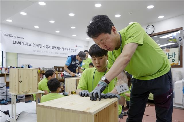 지난 27일 서울 관악구 물댄동산 난곡지역아동센터에서 LG하우시스 직원이 가구를 제작하고 있다. LG하우시스 제공