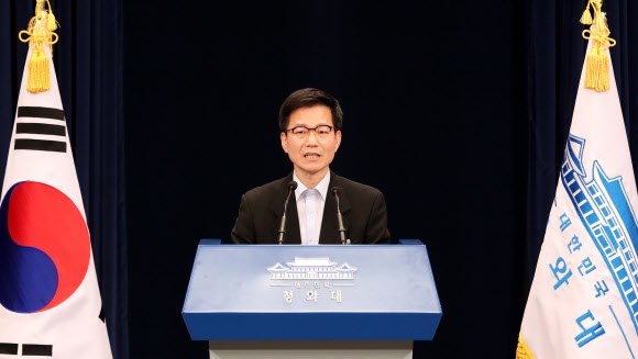 지방대·비고시 출신이 과장(4급) 진급도 어려운 기획재정부에서 국장(3급)을 거쳐 청와대까지 들어간 이정도 총무비서관이 지난 25일 춘추관에서 청와대 특수활동비 활용에 대한 브리핑을 하고 있다. 연합뉴스