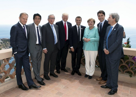 이탈리아 시칠리아섬 타오르미나에서 열린 주요 7개국(G7) 정상회의 참가국 정상들과 유럽연합(EU) 지도자들이 27일(현지시간) 정상회의 확대 세션 도중 기념 촬영을 하고 있다. 왼쪽부터 도날트 투스크 EU 상임의장, 아베 신조 일본 총리, 장클로드 융커 EU 집행위원장, 도널드 트럼프 미국 대통령, 에마뉘엘 마크롱 프랑스 대통령, 앙겔라 메르켈 독일 총리, 쥐스탱 트뤼도 캐나다 총리, 파올로 젠틸로니 이탈리아 총리. 타오르미나 EPA 연합뉴스