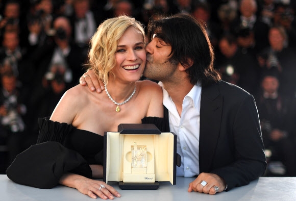 28일(현지시간) 프랑스 칸의 뤼미에르 극장에서 열린 칸영화제 폐막식에서 배우 다이앤 크루거가 영화 ‘인 더 페이드(In The Fade)’로 여우주연상을 수상한 후 감독인 파티 아킨의 축하 키스를 받고 있다. AFP 연합뉴스