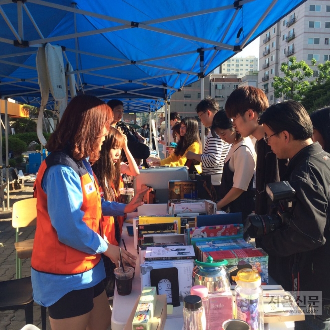 부천대학교에서 개최된 ‘부천핸섭 사랑나눔 바자회’에서 주민과 학생들이 바자회 물품을 구입하고 있다. 부천대 제공